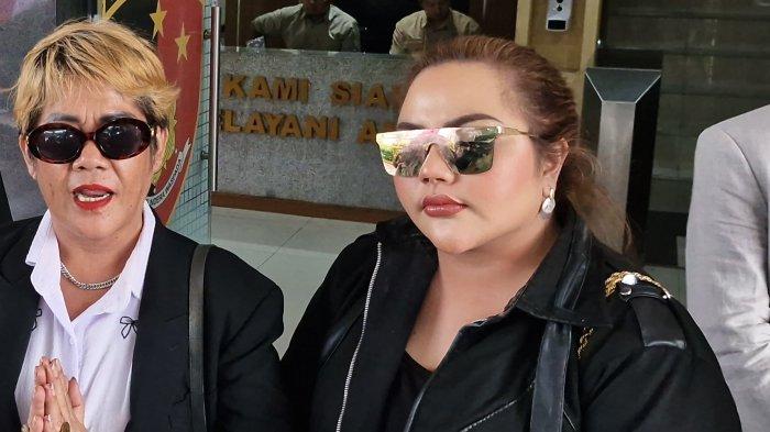 LISA MARIANA DIPERIKSA - Lisa Mariana usai menjalani pemeriksaan di Direktorat Reserse Siber Polda Jabar sejak pukul 10.30 WIB sampai 16.51 WIB atas dugaan kasus asusila video syur yang tersebar di website berbayar, Selasa (15/7/2025).