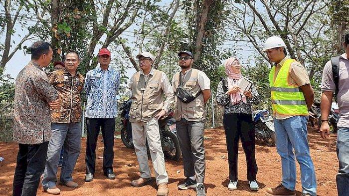 jajaran Pemkab Indramayu meninjau lokasi pembangunan Tempat Pengolahan Sampah Terpadu (TPST) di Blok Pecuk, Kecamatan Sindang, Kabupaten Indramayu, Jumat (29/9/2023).
