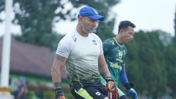 Luizinho Passos dan I Made Wirawan dalam sesi latihan Persib Bandung.