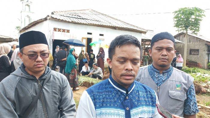 M Noval Isnaini (tengah) anak Heni Handayani (56) warga Kampung Bojonggenteng, Desa Berkah, Kecamatan Bojonggenteng, Kabupaten Sukabumi, korban ledakan tabung gas yang diangkut truk meminta pertanggung jawaban perusahaan.