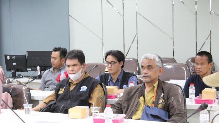 Peserta menyumak paparan dalam peluncuran program pengabdian masyarakat berupa pengembangan aplikasi radio streaming untuk komunitas Pertuni Jawa Barat, oleh Fakultas Rekayasa Industri, Telkom University, Bandung, belum lama ini.