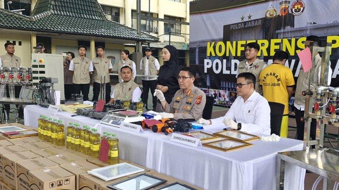 MINYAKITA DIKURANGI ISINYA - Direktorat Kriminal Khusus Polda Jabar saat konpers kasus Minyakita yang isinya dikurangi, Senin (10/3/2025). Pelaku dijerat tindak pidana perindustrian dan atau tindak pidama perdagangan dan atau tindak pidana perlindungan konsumen.