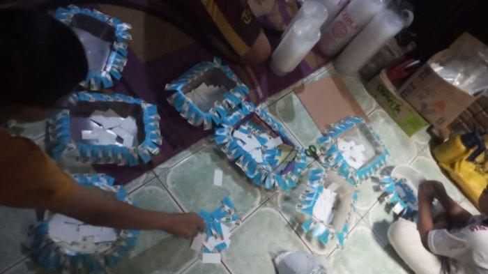 Toko MK Hadaaf di Cimahi membuat produk tanah liat kemasan dan dipasarkan ke sejumlah toko di Bandung Raya. Modal KUR BRI membantu usaha makin maju.