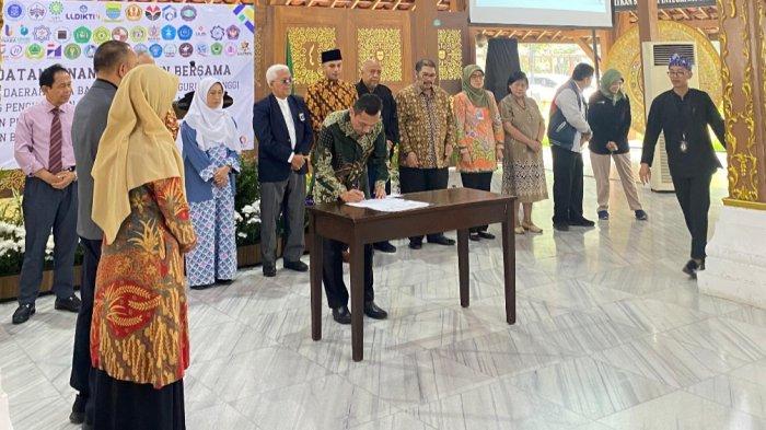 Direktur Politeknik STIA LAN Bandung, Dr. Muhammad Nur Afandi, S.Pd., M.T. didampingi oleh dosen Politeknik STIA LAN Bandung, Melati Dewi Asri, S.Pd., M.E. dan Cintantya Andhita Dara Kirana, S.AP., M.AP bersama dengan para Rektor/Pimpinan Perguruan Tinggi Negeri & Swasta di seluruh Kota Bandung melakukan Penandatangan Komitmen bersama Pemerintah Daerah Kota Bandung dengan Perguruan Tinggi tentang Penghijauan Lahan Kritis Kota Bandung dan Pengelolaan Sampah Secara Mandiri dan Berkelanjutan di Lingkungan Kampus