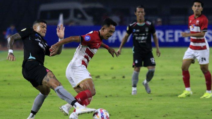 BEREBUT BOLA - Persib kembali harus puas bermain imbang. Setelah menahan Persija Jakarta 2-2, kali ini Marc Klok dan kawan-kawan ditahan Madura United 0-0 pada pertandingan pekan ke-24 Liga 1 2024/25 di Stadion Gelora Bandung Lautan Api, Sabtu, 22 Februari 2025.