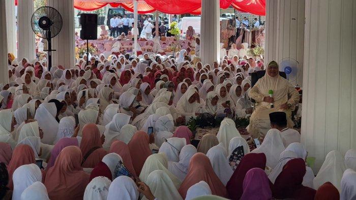 Mamah Dedeh saat berceramah di hadapan emak-emak yang membanjiri Jimat Sindangkasih di Pendopo Bupati Majalengka, Jalan Ahmad Yani, Kecamatan/Kabupaten Majalengka, Jumat (11/10/2024).