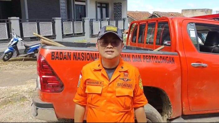 WAWANCARA - Koordinator Pencarian dari Basarnas Bandung, Mamang Fatmono saat memberikan keterangan terkait penemuan jenazah Endang, warga Kampung Pojok Girang, Desa Cikahuripan, Kecamatan Lembang, Kabupaten Bandung Barat (KBB) yang hilang tersapu material longsor