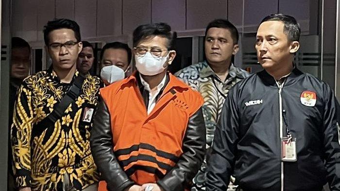 Mantan Menteri Pertanian, Syahrul Yasin Limpo (berompi oranye), memasuki ruang konferensi pers Gedung Merah Putih Komisi Pemberantasan Korupsi (KPK), Jakarta, Jumat (13/10/2023).