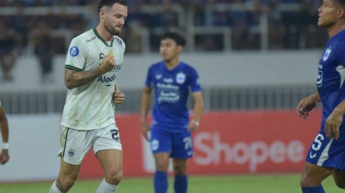 Persib Bandung berhasil mendapatkan tiga poin melalui dua eksekusi penalti Marc Klok pada menit 24 dan 90+2 saat melawan PSIS Semarang.