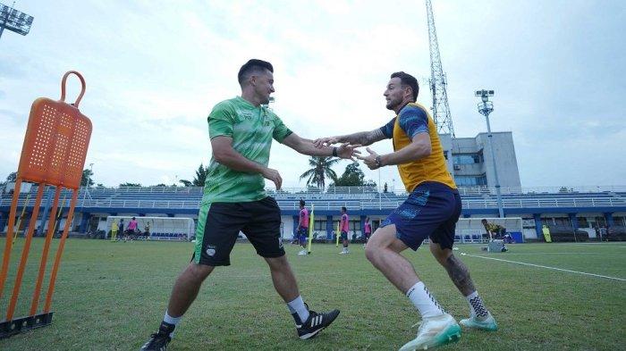 Marc Klok dan asisten pelatih Persib Bandung Miro Petric berlatih di Satdion Sidolig, Selasa (30/1/2024).