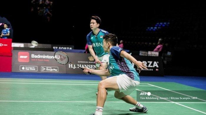 Marcus Fernaldi Gideon dan Kevin Sanjaya Sukamuljo di pertandingan Denmark Open melawan Akira Koga dan Taichi Saito di Jyske Bank Arena pada 19 Oktober 2022. Jadwal final Denmark Open 2022 akan mempertemukan Fajar/Rian vs Minions (Marcus Gideon/Kevin Sanjaya) di partai ketiga, Minggu (23/10/2022). (Tim Kildeborg Jensen / Ritzau Scanpix / AFP)