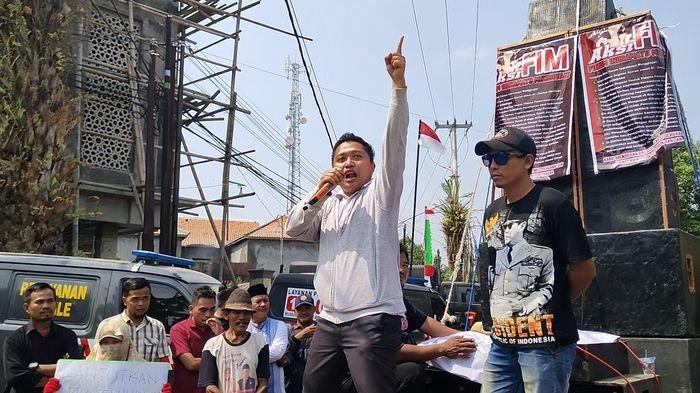 Massa FIM saat melakukan orasi di Pertigaan Gantar Indramayu, Sabtu (5/8/2023). Unjuk rasa dilakukan terkait polemik Al Zaytun.
