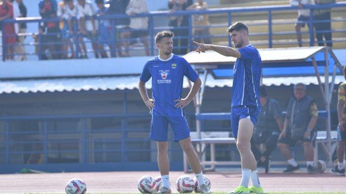 Mateo Kocijan dan Nick Kuipers saat berlatih bareng Persib Bandung di Stadion SPORT Jabar Arcamanik, Kota Bandung, Jawa Barat, Selasa (9/7/2024).