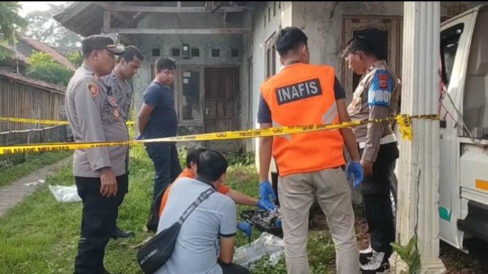 Polisi melakukan olah tempat kejadian perkara (TKP) penemuan mayat di depan rumah kosong di Desa Pranggong, Kecamatan Arahan, Kabupaten Indramayu, Rabu (24/1/2024).