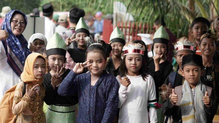 Lembaga Pelayan Masyarakat (LPM) Dompet Dhuafa menggelar kegiatan Kampung Gebyar Pancasila, pada Sabtu (1/06/2024).Kegiatan dalam rangka memperingati Hari Lahir Pancasila ini berlangsung dengan berbagai rangkaian acara yang bertempat di Rumah Sejarah, Rengasdengklok.