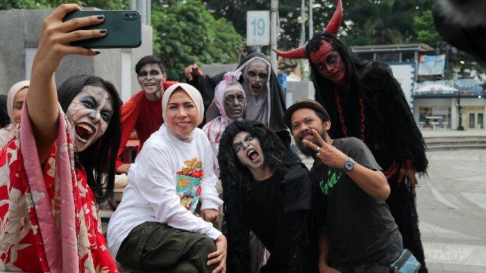 Caleg DPR RI Dapil 1 no 1, Melly Goeslaw yang tergabung dalam Sobat Biru Langit misalnya, menyapa dan berdialog dengan Komunitas Hantu yang ikonik di Braga, Kota Bandung pada Selasa (12/12).