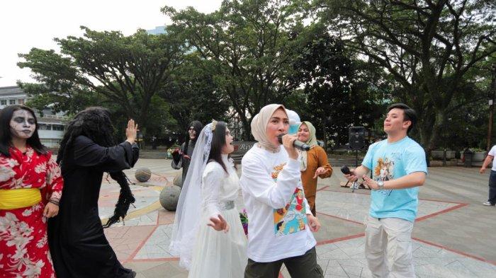 Caleg DPR RI Dapil 1 no 1, Melly Goeslaw yang tergabung dalam Sobat Biru Langit misalnya, menyapa dan berdialog dengan Komunitas Hantu yang ikonik di Braga, Kota Bandung pada Selasa (12/12).