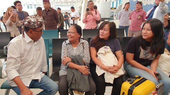 Menhub RI, Budi Karya Sumadi (kiri), menyapa sejumlah penumpang di BIJB Kertajati, Kecamatan Kertajati, Kabupaten Majalengka, Rabu (18/10/2023).
