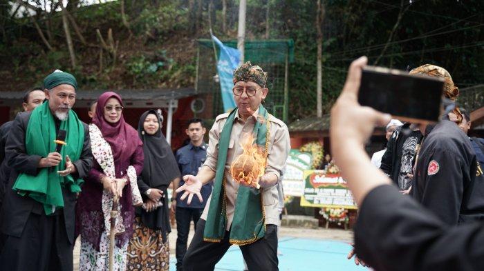 Menteri Kebudayaan RI Fadli Zon mencoba-coba bermain bola api di Pondok Pesantren Dzikir Alfath, Kecamatan Gunungpuyuh, Kota Sukabumi, Rabu (29/01/2025).