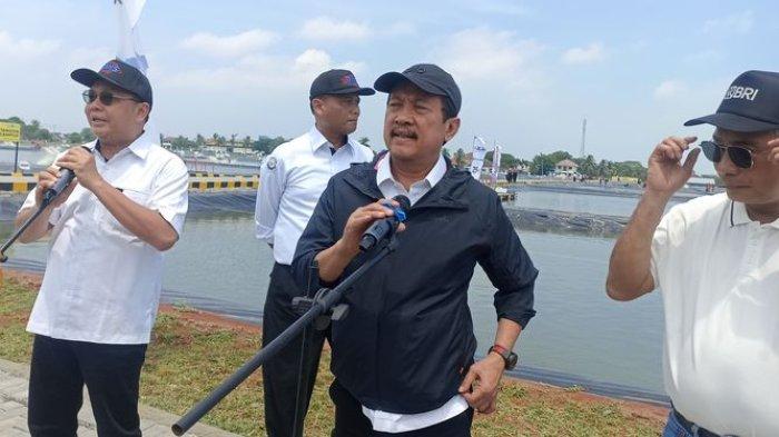 Menteri Kelautan dan Perikanan (KKP), Sakti Wahyu Trenggono (tengah).