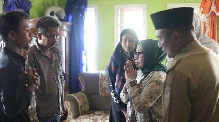 Menteri Pemberdayaan Perempuan dan Perlindungan Anak (PPPA), Arifah Fauzi (kerudung hijau), saat menemui orang tua Albi Ruffi Ozara, Selasa (26/11/2024).