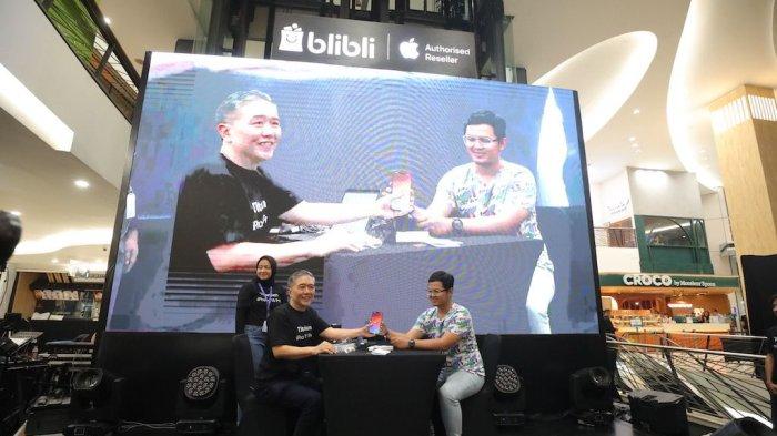 Kusumo Martanto, CEO & Co-Founder Blibli melayani Ary Setiady, pelanggan urutan pertama Midnight Launch Blibli di Jakarta