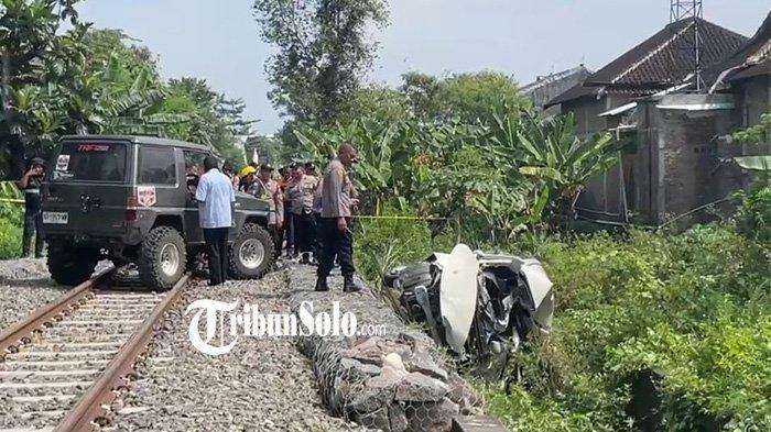 KECELAKAAN MAUT - Mobil Daihatsu Sigra ringsek setelah tertabrak Kereta Api (KA) Batara Kresna di Gayam, Sukoharjo, Rabu (26/3/2025). Empat dari tujuh penumpang meninggal dunia.