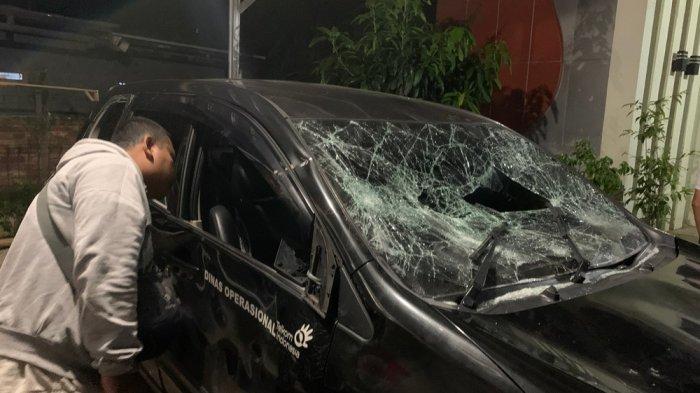 Mobil dinas BUMN yang rusak usai menabrak sejumlah pengendara di Jalan Halte Maleber, Desa Maleber, Kecamatan Karangtengah, Kabupaten Cianjur, Jumat (8/11/2024).