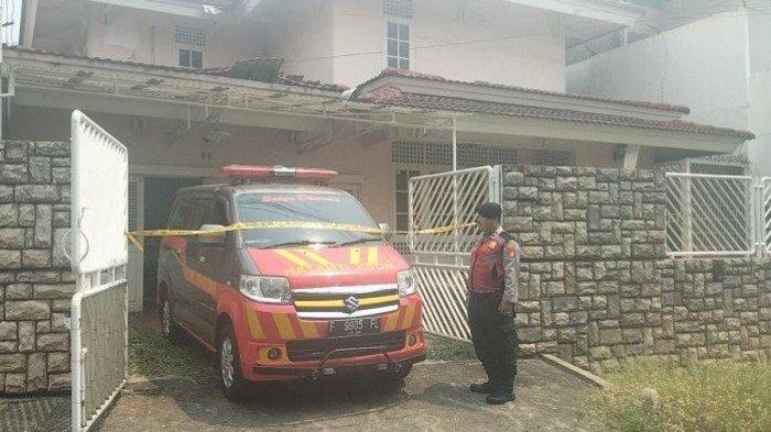 Mobil jenazah mengevakuasi dua mayat ibu dan anak di perumahan elit wilayah Cinere, Kota Depok.