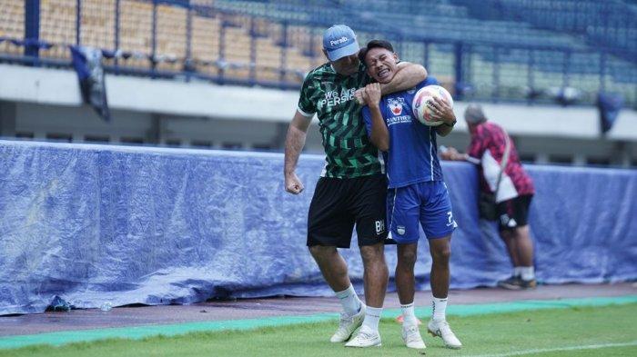 BERCANDA - Momen bercanda pelatih Persib, Bojan Hodak dengan Beckham Putra Nugraha menjelang sesi latihan di Stadion Gelora Bandung Lautan Api.