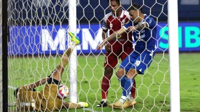 GAWANG BOBOL - Momen gawang Barito Putera bobol lewat bunuh diri Yuswanto Aditya saat berhadapan dengan Persib Bandung pada pekan ke-32 Liga 1 2024-2025 di Stadion Gelora Bandung Lautan Api, Kota Bandung, Jumat (9/5/2025) malam. Skor akhir 1-1.