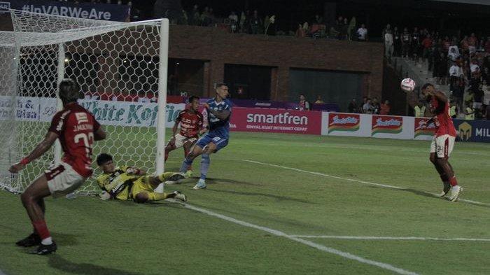Momen gawang Persib Bandung dibobol penyerang Bali United Jefferson Assis pada leg pertama semifinal Championship Series Liga 1 2023-2024 di Bali United Training Center, Gianyar, Bali, Selasa (14/5/2024) malam.