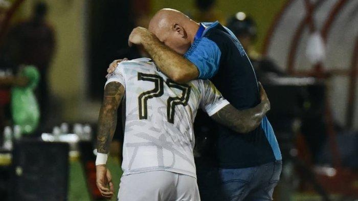 BERPELUKAN - Momen kebersamaan antara Ciro Alves dan pelatih Bojan Hodak di pinggir lapangan, yang diambil saat Persib bertandang ke markas Semen Padang pada Senin (10/3/2025).