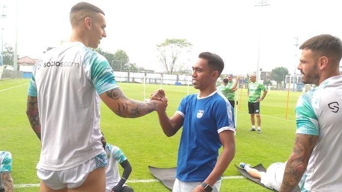Momen perpisahan Frets Butuan dengan para pemain dan pelatih Persib, di Stadion Sidolig, Kota Bandung, Rabu (29/11). TRIBUNJABAR.ID/Cipta Permana.