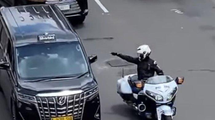 Momen petugas patwal Ditlantas Polda Metro Jaya berinisial Brigadir DK diduga bertindak arogan saat kawal mobl pejabar RI berpelat RI 36.