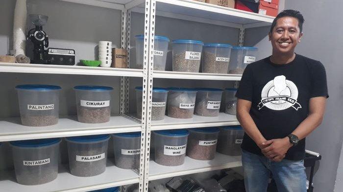 Muchtar Koswara menunjukkan beragam jenis biji kopi yang siap diroasting di toko Cikopi Mang Eko, Jalan Golf Dalam Blok G, No 2, Arcamanik, Kota Bandung, Jawa Barat, Senin (4/3/2024).
