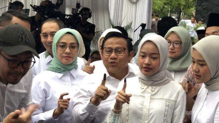 Cawapres nomor urut 1 Muhaimin Iskandar bersama keluarganya di TPS 023, Kemang, Jakarta Selatan, Rabu (14/2/2024).