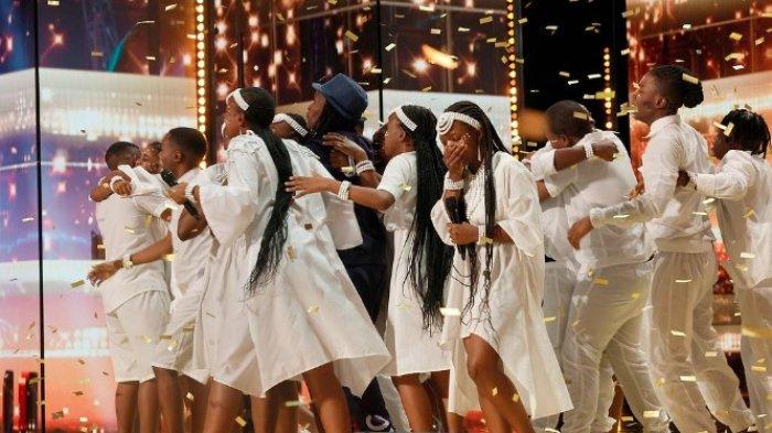 Grup paduan suara asal Afrika Selatan, Mzansi Youth Choir saat mendapatkan Golden Buzzer di babak audisi America's Got Talent (AGT) 2023.
