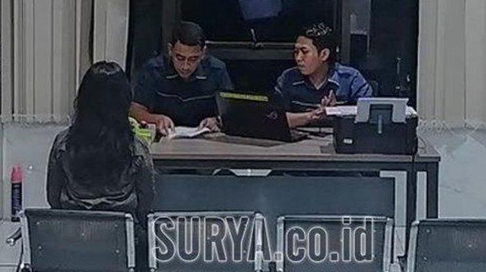 NR melaporkan temah SMP yang menerornya di ruang pelayanan masyarakat di Gedung Ditreskrimsus Mapolda Jatim, Jumat (17/5/2024) malam.