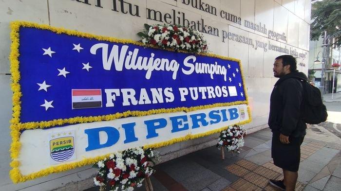 PAPAN PENGUMUMAN - Nama Frans Putros melengkapi papan bunga pengumuman pemain baru Persib Bandung yang berada di Jalan Asia Afrika, Bandung, Rabu (16/7/2026). Putros menjadi pemain asing kesembilan Persib.