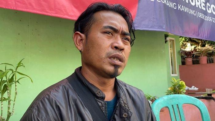 CERITAKAN KRONOLOGI - Nandang Rusmana saat menceritakan kronologi pelayanan medis di RSUD Cibabat hingga istrinya meninggal dunia, Selasa (1/7/2025).