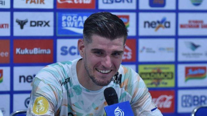 KAPTEN PERSIB - Nick Kuipers memberikan keterangan pers usai pertandingan melawan PSIS Semarang di Stadion Jatidiri Semarang, Minggu, 9 Februari 2025.