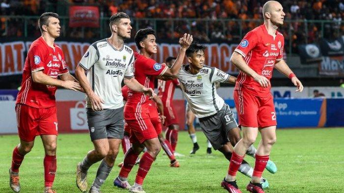 Nick Kuipers mengawal sejumlah pemain Persija Jakarta dalam duel sengit musim lalu pada 31 Maret 2023 di Stadion Patriot Candrabhaga Bekasi.