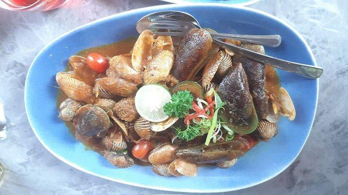 Olahan kerang berlumur Saus Kurnia di resto Kurnia Seafood, Jalan Dr Sutami, Kota Bandung.