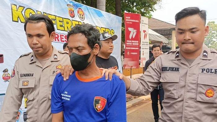Polisi menggiring Opan Sopandi (46), oknum guru ngaji yang jadi tersangka pencabulan dan persetubuhan Kecamatan Pondoksalam, Kabupaten Purwakarta saat dihadirkan dalam konferensi pers di Mapolres Purwakarta, Senin (25/12/2023).