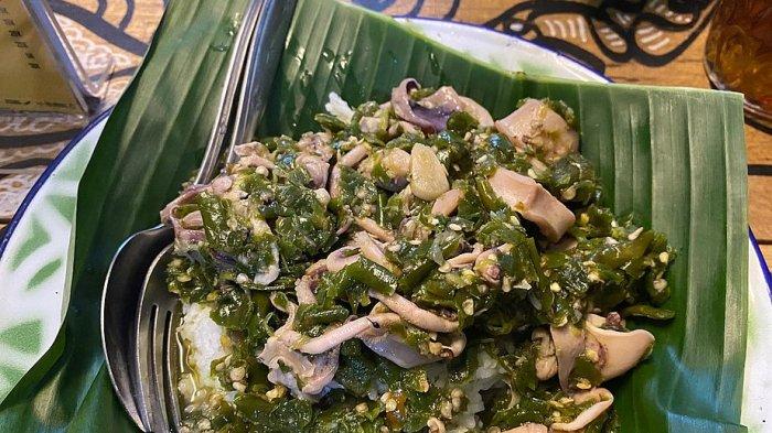Oseng cumi sambal ijo di Warung Imah Babaturan, Jalan Tamansari No 51 Kota Bandung.
