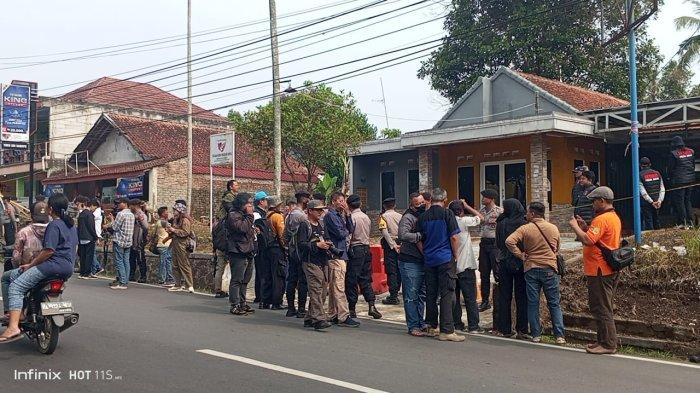Suasana TKP Pembunuhan ibu dan anak di Subang mulai dipadati Warga untuk menyaksikan olah TKP ulang, Selasa (24/10/2023)