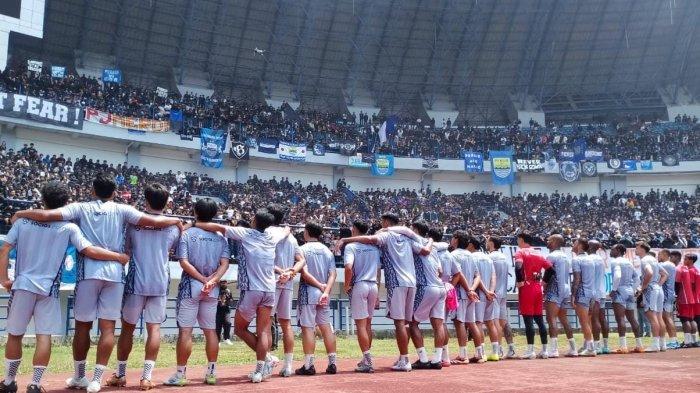 SUNTIKAN MOTIVASI - Ribuan bobotoh memberikan suntikan motivasi kepada para pemain Persib Bandung di Stadion Gelora Bandung Lautan (GBLA) pada Kamis (13/2/2025). Bobotoh hadir menjelang Persib Bandung menghadapi Persija Jakarta, Minggu (16/2/2025).