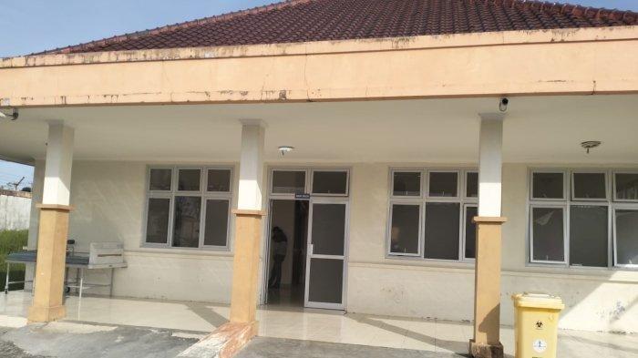 PEMBUNUHAN DI PPU - Lima jenazah yang terdiri dari suami, istri dan ketiga anaknya yang merupakan korban pembunuhan di PPU sedang menunggu otopsi di Kamar Jenazah RSUD PPU