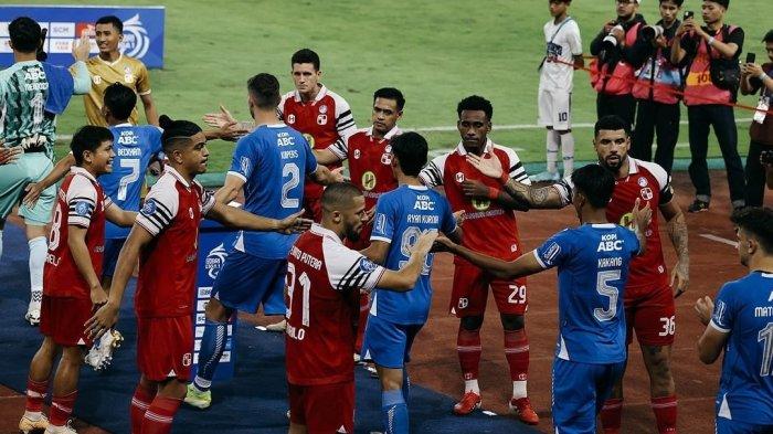 PERSIB VS BARITO - Pertandingan pekan ke-32 Liga 1 2024/25 di Stadion Gelora Bandung Lautan Api, Jumat 9 Mei 2025 malam. Sebagai penghormatan, para pemain Barito Putera memberikan guard of honour untuk para pemain Persib yang baru saja memastikan gelar juara saat memasuki lapangan.